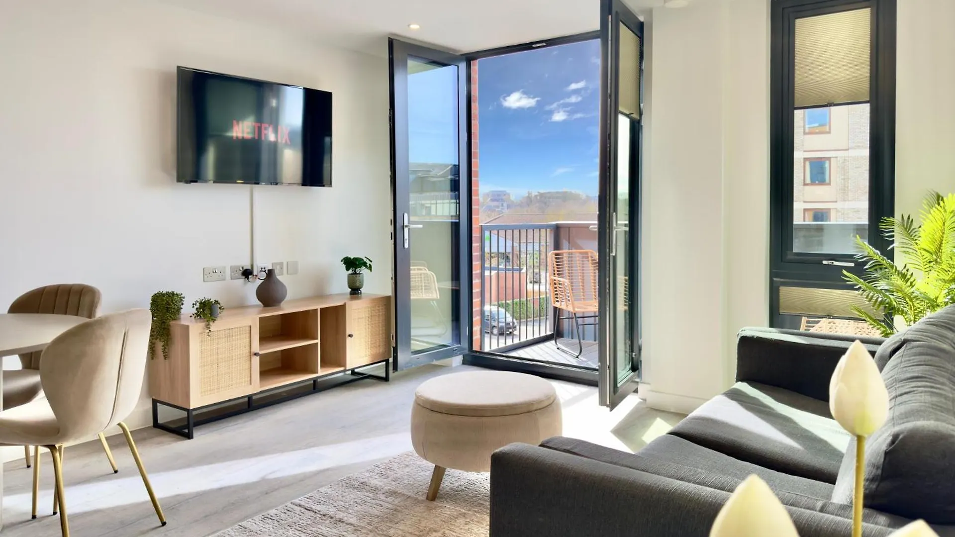 City Style Apartment 36 With Free Secure Parking location